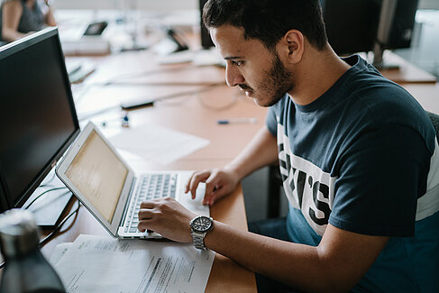 Omar Elgaml am Computer