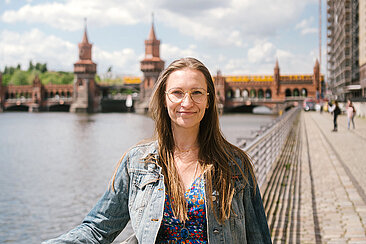 Ines Kawgan-Kagan vor der Oberbaumbrücke in Berlin