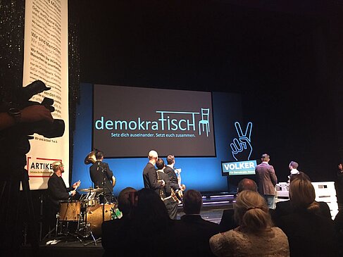 Die Preisverleihung des Kreativwettbewerb für Demokratie VOLKER