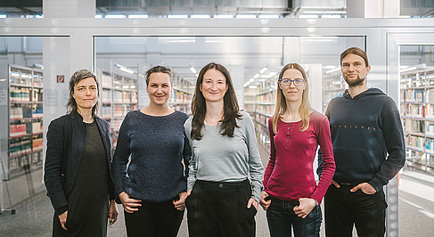 Gruppe in der Bibliothek
