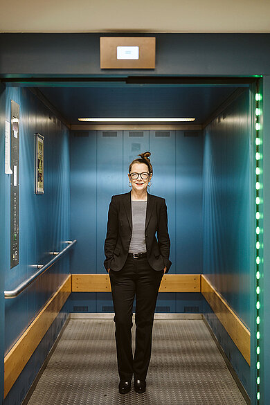 Regina Zeitner im Fahrstuhl