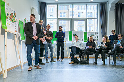 Studierende und Jury bei der Präsentation