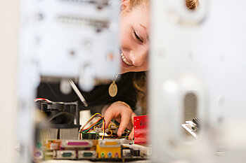 Studentin am Computer