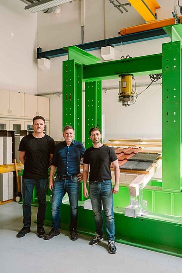 Prof. Dr. Andreas Heuer (Mitte), Berkan Ahmet Arukaslan (links) und Constantin Sommer © HTW Berlin_Alexander_Rentsch Prof. Dr. Andreas Heuer (Mitte), Berkan Ahmet Arukaslan (links) und Constantin Sommer © HTW Berlin_Alexander_Rentsch