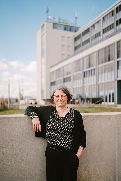 Annabelle Rauscher-Scheibe vor Gebäude G am Campus Wilhelminenhof © HTW Berlin/Alexander Rentsch