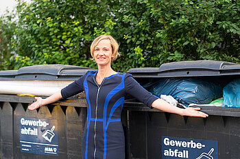 Anke Bytomski-Guerrier neben Müllcontainern