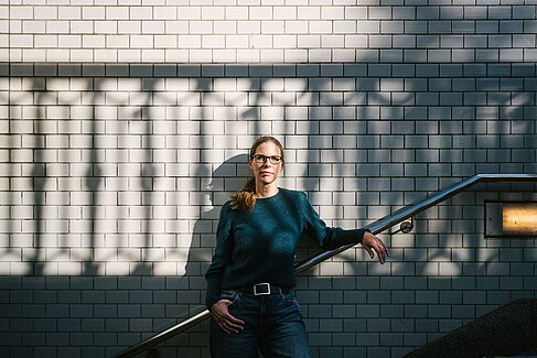 Anja Liebau vor einer Häuserfassade 