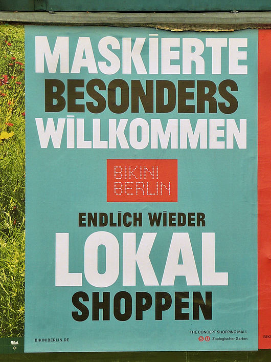 Plakat mit der Aufschrift "Maskierte besonders willkommen. Bikini Berlin. Endlich wieder lokal shoppen."