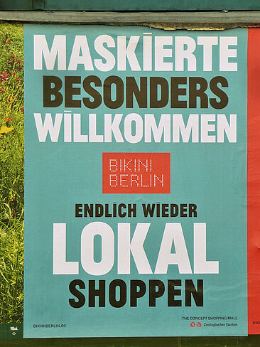Plakat mit der Aufschrift "Maskierte besonders willkommen. Bikini Berlin. Endlich wieder lokal shoppen."