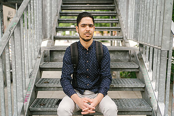 Majed Dandal, sitzend auf einer Treppe