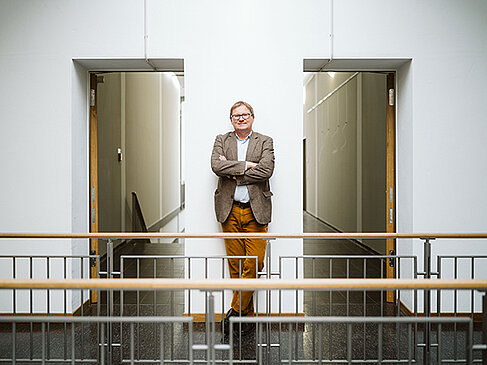 Oliver Rump steht im Treppenhaus