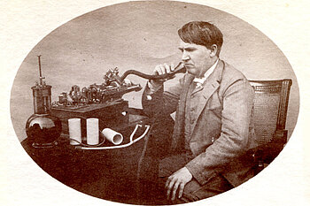 Thomas A. Edison, wie er 1888 in den von ihm erfundenen Phonographen spricht