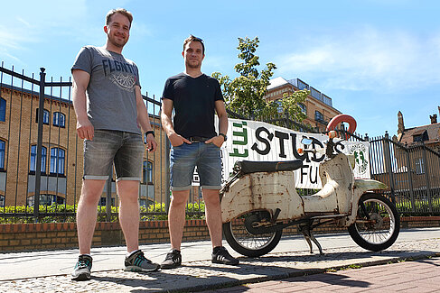 Christian Binder und Matthias Bertholdt mit einer Schwalbe auf dem Campus Wilhelminenhof