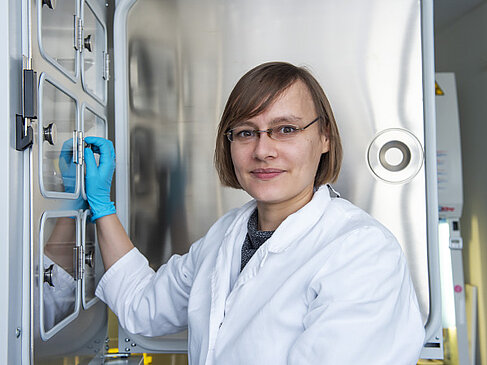 Dr. Josephine Kugler am Brutschrank