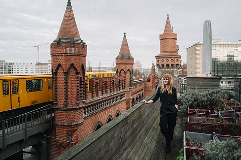 Johanna Kuhlee auf einer Terrasse gegenüber der Oberbaumbrücke