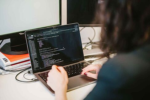 Fiarra Pohling am Rechner