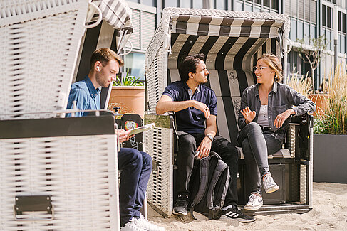 Studierende am Spreestrand am Campus Wilhelminenhof © HTW Berlin/Alexander Rentsch