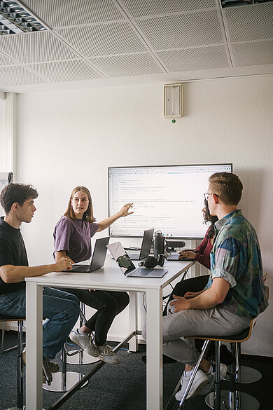Studierende bei der Gruppenarbeit vor einem Bildschirm mit Text © HTW Berlin/Alexander Rentsch