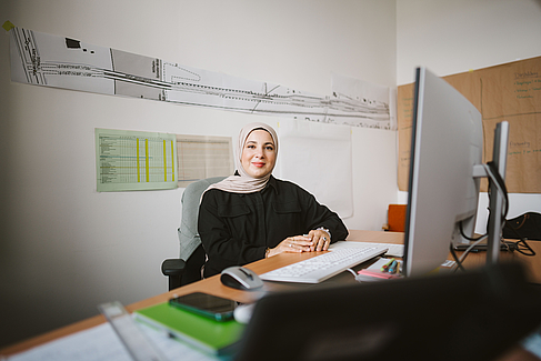 Ebru Bölük an ihrem Schreibtisch ©Alexander Rentsch/HTW Berlin Ebru Bölük an ihrem Schreibtisch