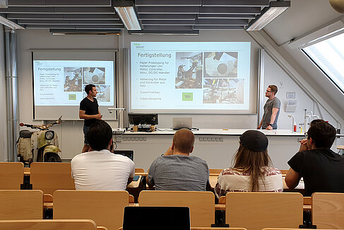 Christian Binder und Matthias Bertholdt bei einer Präsentation über ihre Arbeit 
