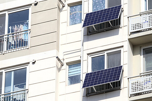Solarpanel an einer Hausfassade
