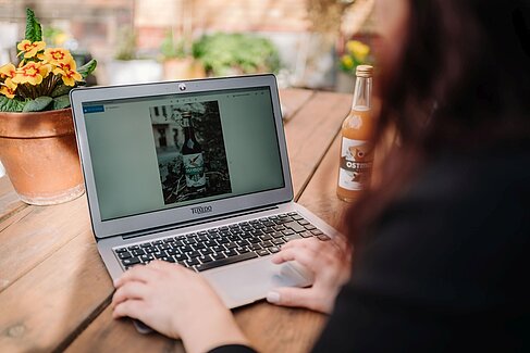 Die Ostmost-Webseite auf dem Laptop