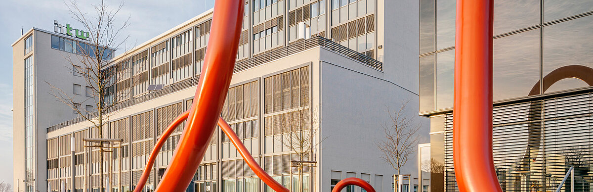"Leitung und Linie": Kunst am Bau auf dem Campus Wilhelminenhof © HTW Berlin/Alexander Rentsch Gebäude G auf dem Campus Wilhelminenhof, im Vordergrund Kunst am Bau mit dem Titel "Leitung und Linie"