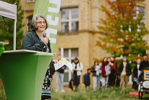Die Präsidentin mit Mikrofon © HTW Berlin/Alexander Rentsch