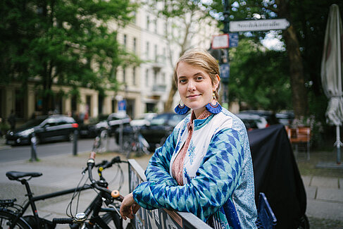 Laura Tihon blickt in die Kamera