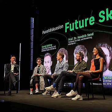 5 Personen auf der Bühne, im Hintergrund steht  "Future Skills" © DPWK/Elias Bernhardt