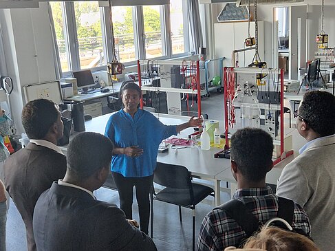 Teilnehmende der East African Hub Summer School im Juni 2023 im Labor © HTW Berlin