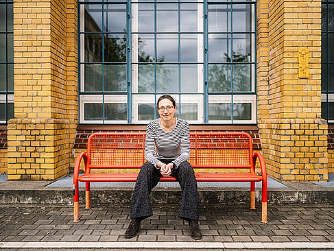 Christina Kratsch sitzt auf einer Bank