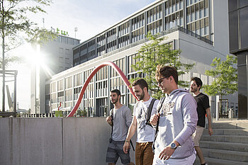 Gustavo, Leonardo, Luiz und Icaro auf dem Campus Wilhelminenhof