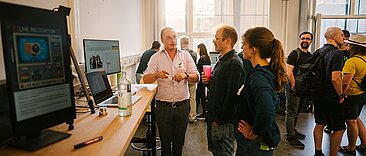 Publikum lässt im KI-Showroom die Künstliche Intelligenz erklären
