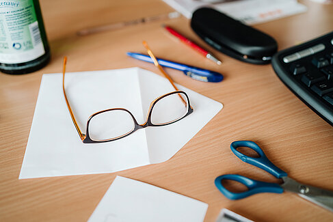 Brille auf Blatt