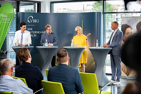 Über den Zukunftsort Schöneweide diskutierten Prof. Dr. Carsten Robert Sprajcar, Carsten Busch, Claudia Große-Leege und Roland Sillmann © Businessfotografie Inga Haar | Markus Stegner