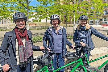 Drei Frauen mit Fahrradhelm