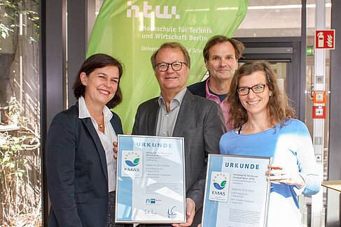 Silke Richter (IHK), Präsident Klaus Semlinger), Kanzler Claas Cordes und Umweltmanagement-Beauftragte Katja Schröder mit der EMAS-Urkunde