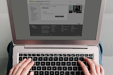 Hände auf der Tastatur eines Laptops