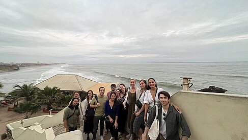 Die Studierendengruppe am Strand des Atlantischen Ozeans © HTW Berlin/Bogdan Marchenko