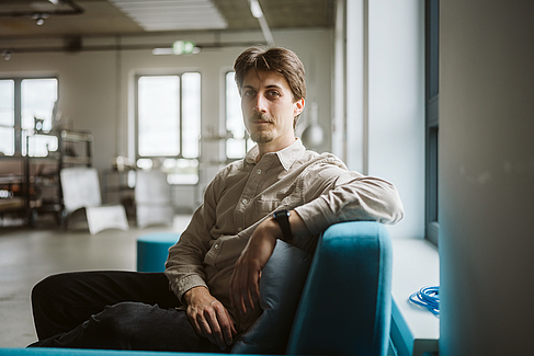 Simon Herdegen auf einem Sofa