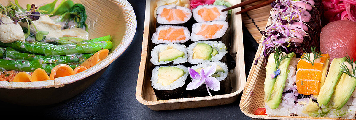 Sushi auf Einweggeschirr aus Palmblatt