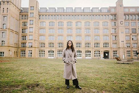 Fiarra Pohling auf einer Wiese