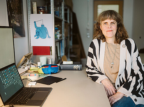 Jona Piehl at her desk