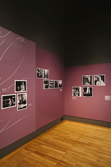 Ausstellungwand mit schwarz-weiß Fotos