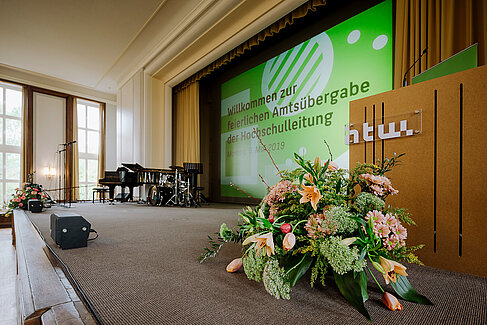 Blumenstrauß auf der Bühne im Audimax