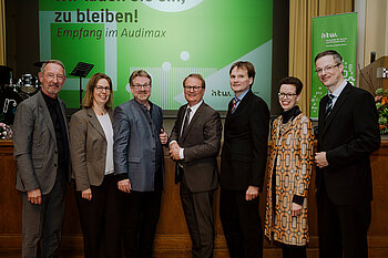 Gruppenbild mit alter und neuer Hochschulleitung: Matthias Knaut, Birgit Schäfer, Carsten Busch, Klaus Semlinger, Claas Cordes, Stefanie Molthagen-Schnöring, Tilo Wendler