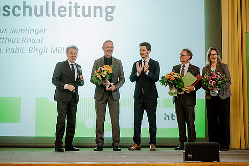 Die alte Hochschulleitung mit Blumensträußen
