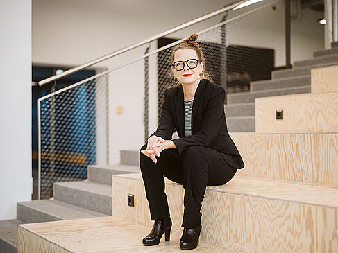 Regina Zeitner sitzt auf Stufen