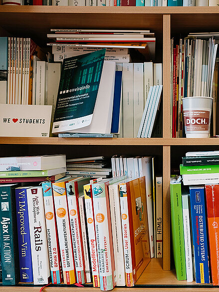 Bücher in einem Regal